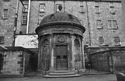 The-haunted-tomb-of-Sir-George-Mackenzie-at-Greyfriars-Cemetery-in-Haunted-Edinburgh