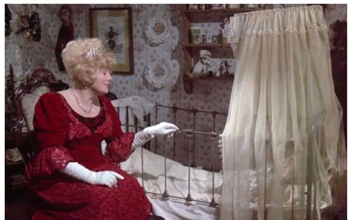 Whoever Slew Auntie Roo? 1971 REVIEW