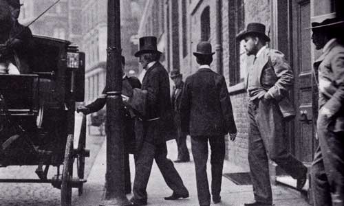 Bram Stoker and St Henry Irving (in the big top hat) get a cab