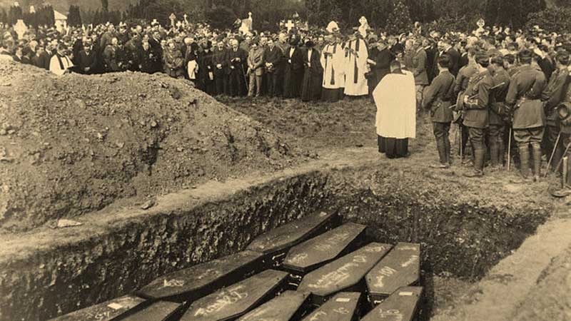 Funeral near Cobh for the victims of the Lusitania disaster