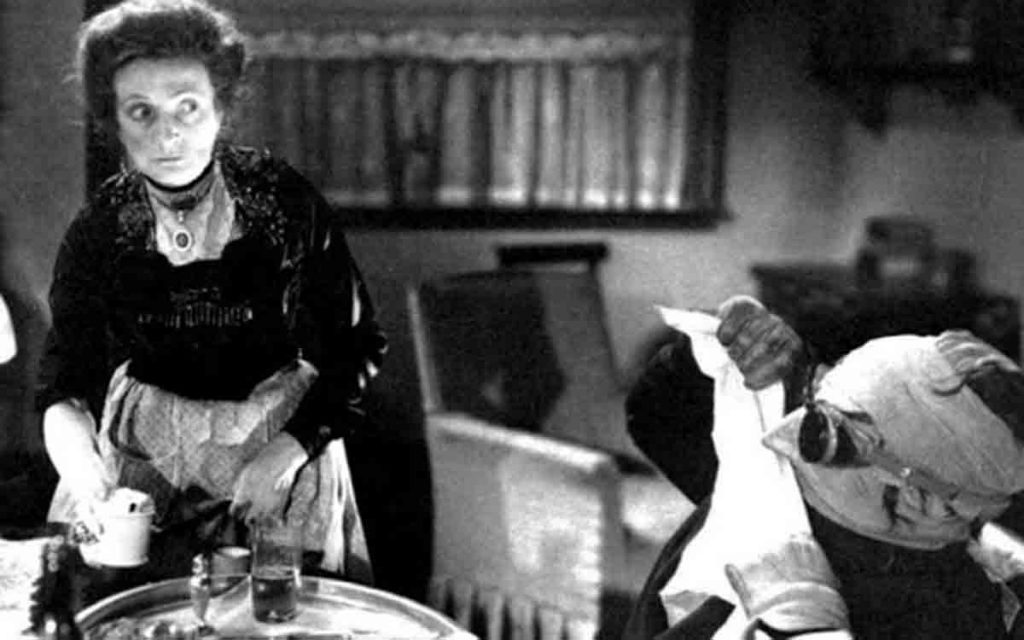 Una O'Connor with Claude Rains in The Invisible Man (1933).