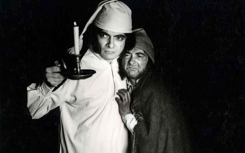 Ebenezer Blackadder (Rowan Atkinson) and Baldrick (Tony Robinson) in Blackadder's Christmas Carol