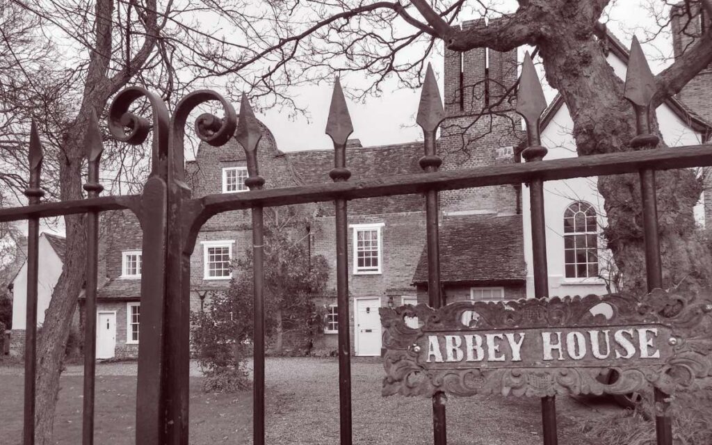 Cambridge's Abbey House buzzes with paranormal activity 1