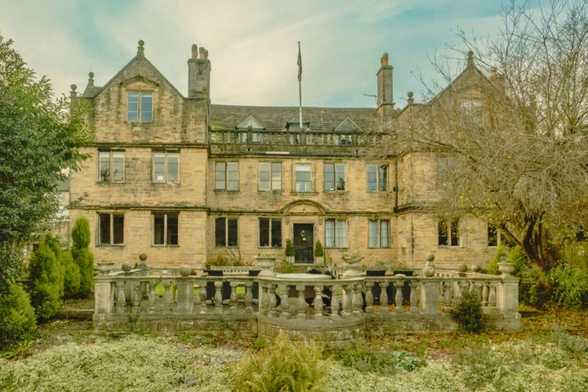 6 Haunted Derbyshire Hotels You Can Stay Overnight