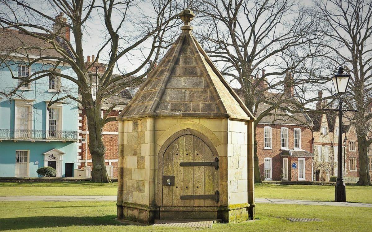The Devil’s Breath: Lincoln Cathedral’s Sinister Legend of St Anne’s Well