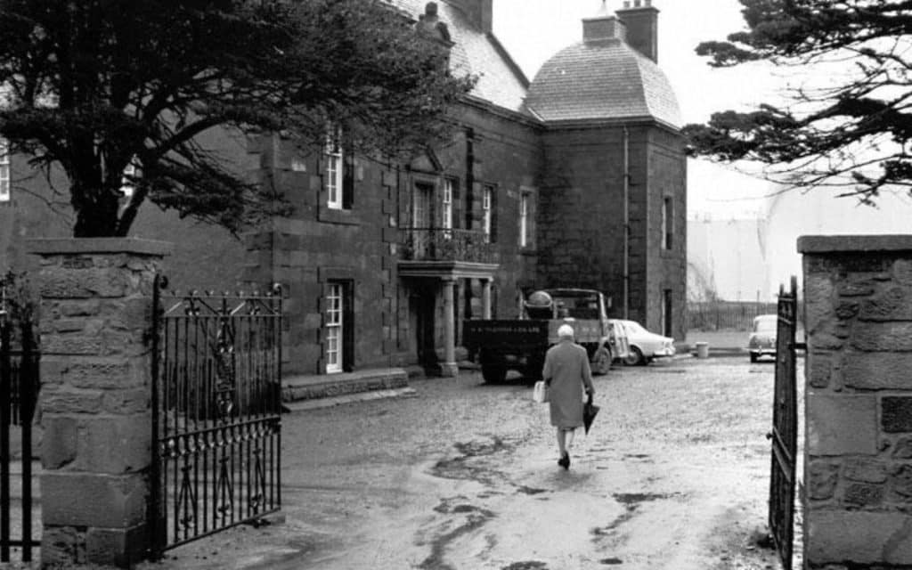 Main entrance of Caroline Park House (courtesy of Edinphoto).