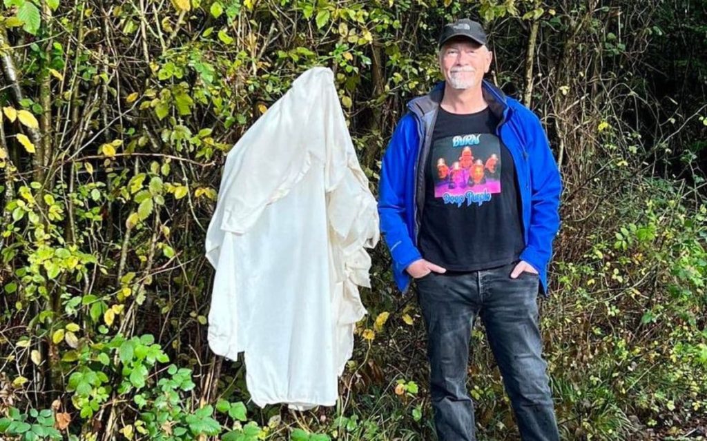 Dering Wood: From Ghostly Legends to a Paranormal Hoax 2 Neil Nixon makes a new friend.