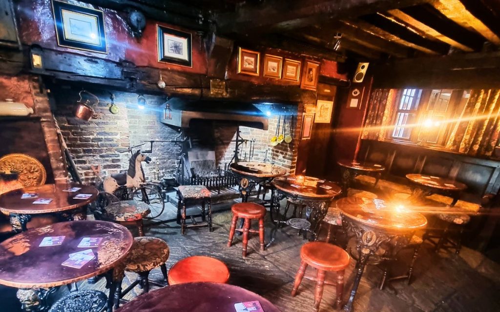 Black Swan York Ghost Stories: A Quietly Haunted Pub 1
