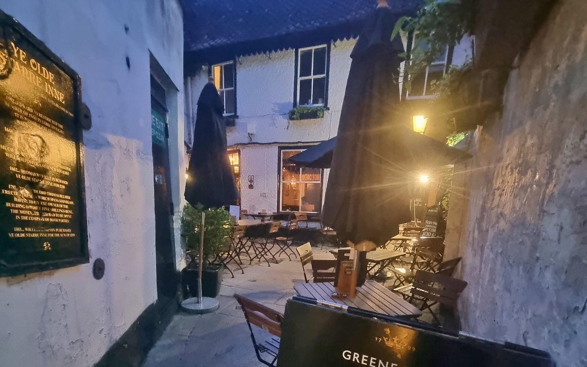 ye olde starre inne courtyard entrance york snickleway