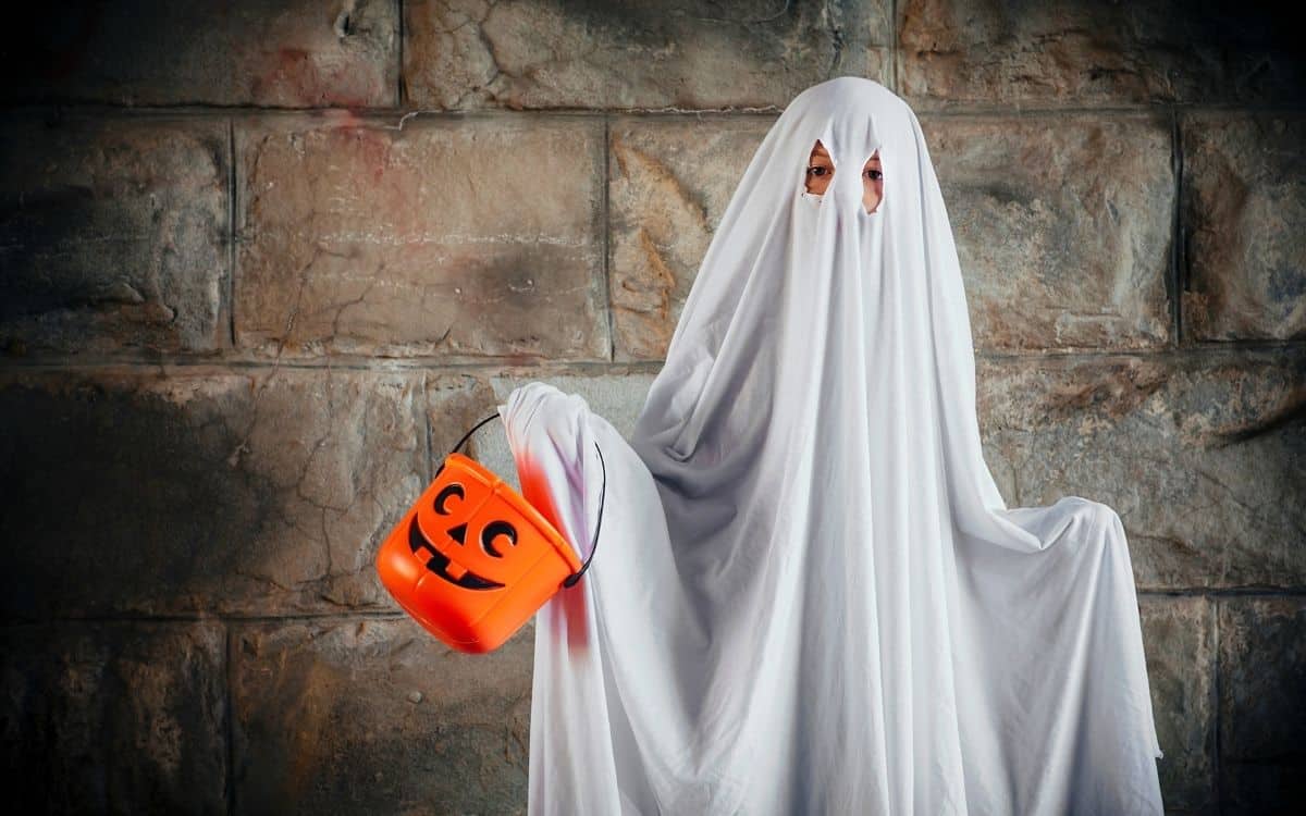 Why are Ghosts seen wearing Bedsheets?